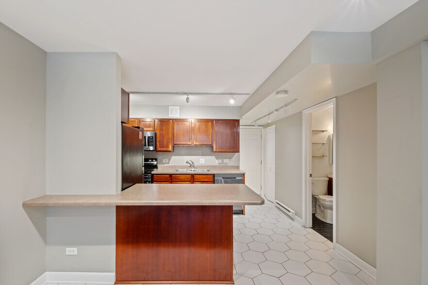 Building Photo - 5854 N Kenmore Ave