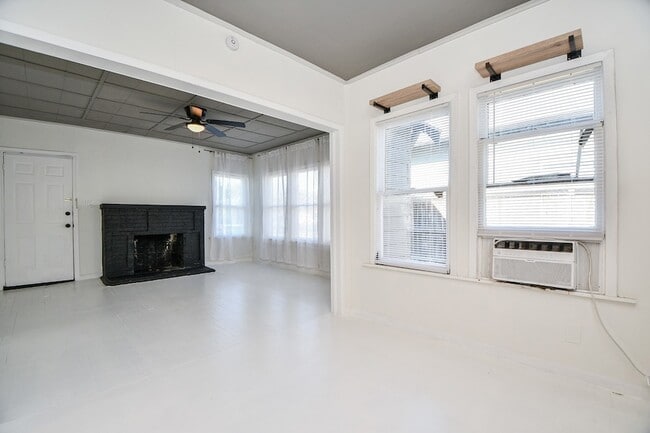 Building Photo - 208 Vincent St