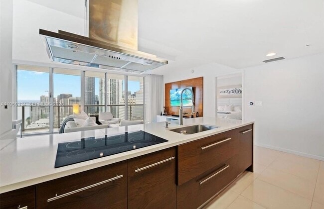 Building Photo - 495 Brickell Ave