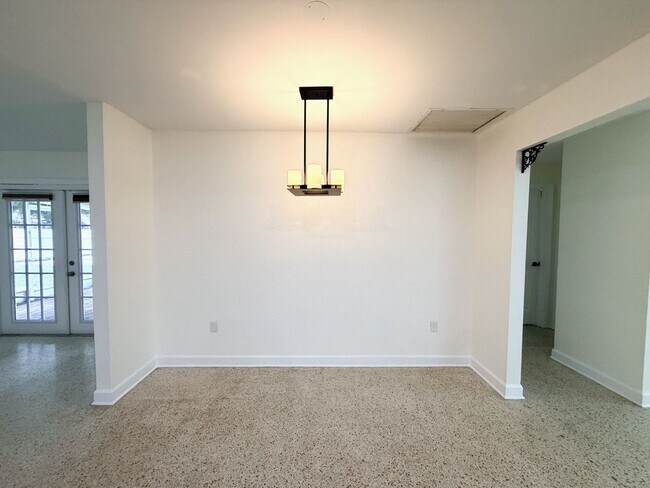 Building Photo - 3/2/1 car garage in S. Ft. Myers Off Cypress Lake!