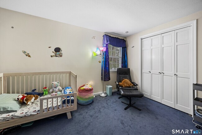 Building Photo - 10 Candlewood Ln