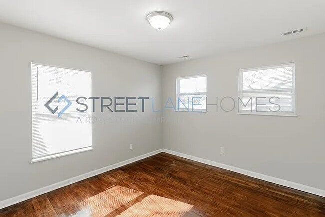 Building Photo - 3237 Beech Ave SW