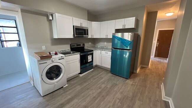 Building Photo - Newly Renovated 3 Bedroom Section 8 are We...