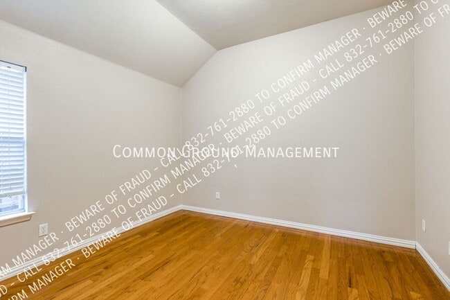 Building Photo - 815 Hickory St