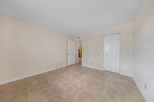 Building Photo - 941 Lyons Rd