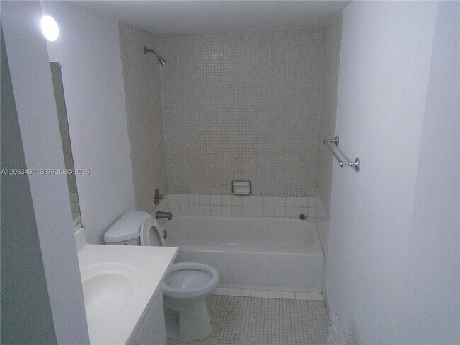 Building Photo - 4174 Inverrary Dr