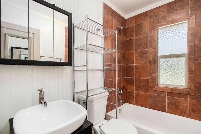 Building Photo - Charming 4Bed/2Bath Bungalow in Highlands