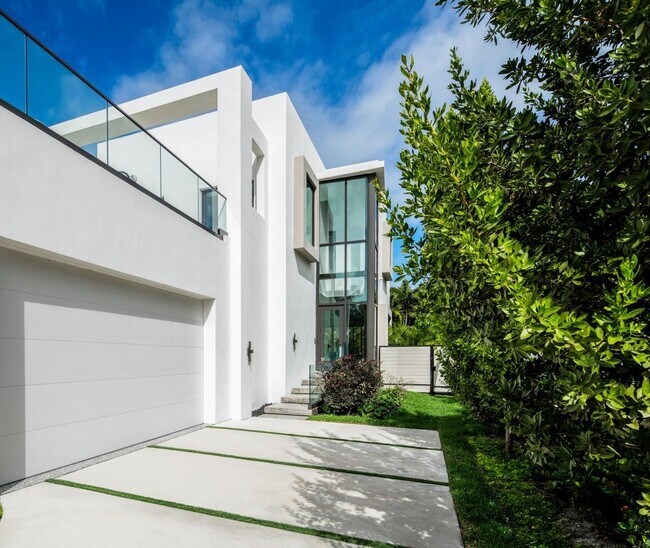 Building Photo - 1311 Bay Dr