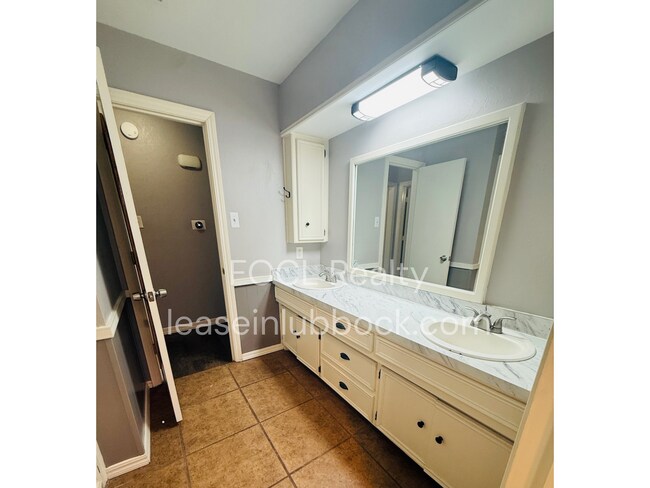 Building Photo - Updated and cozy 3/2/2