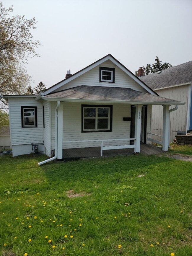 Building Photo - AVAILABLE JUNE 1st 2026 - Fantastic Newly Renovated 5 Bed 2 Bath Home w/ Garage