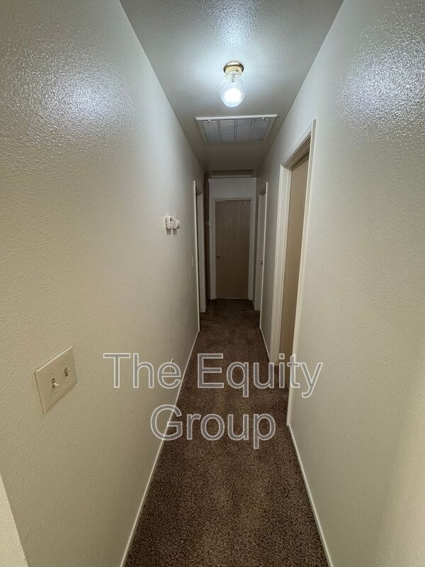 Building Photo - 2210 W Buena Vista Ave