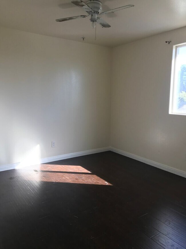 Building Photo - 83(430)