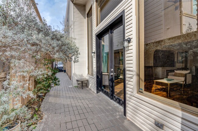 Building Photo - 2527 Potomac Dr