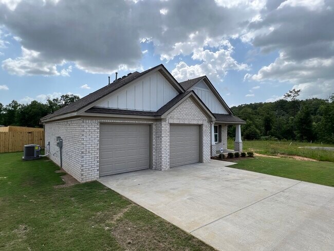Building Photo - FIRST MONTH'S RENT FREE!
