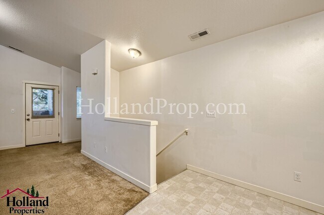 Building Photo - Spacious 2 Bedroom, 2 Bathroom Apartment with Dual Decks in Northeast Portland! NEW PRICE $1,750 !!