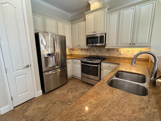 Building Photo - Newly renovated 4 Bedroom 3 1/2 Bathroom Town Home in Windermere