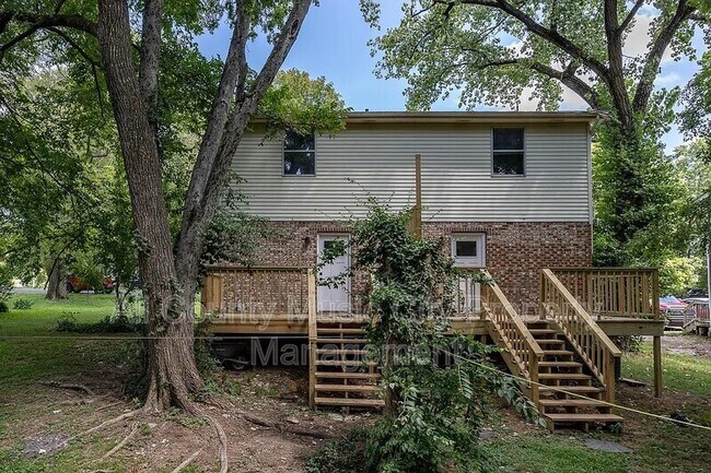 Building Photo - 1907 S Lyle Ln