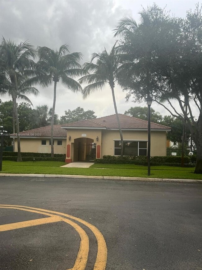 Building Photo - Modern Spacious 3-Bedroom 2-Story Condo in...