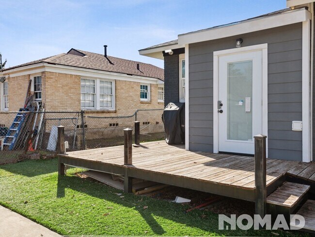 Building Photo - 1 bedroom renovated duplex