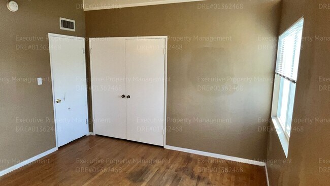 Building Photo - 3 bedroom/ 1.5 bathroom home with a detach...