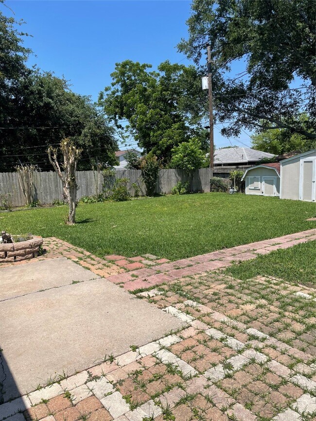 Building Photo - 614 Meadowglen Dr