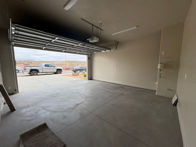 Building Photo - Brand New Townhome In Hurricane