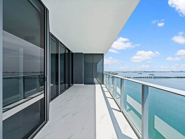 Building Photo - 700 NE 24th St