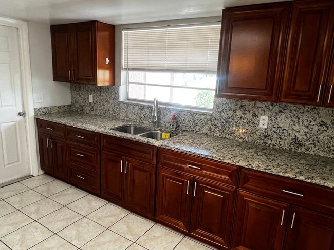 Building Photo - 3 BEDROOM 2 BATH CONVENIENTLY LOCATED WITH A TROPICAL OASIS IN THE BACK YARD!