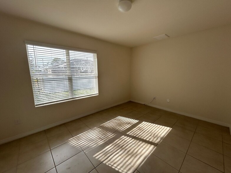 Building Photo - 4/2 Newer construction Available June 22nd