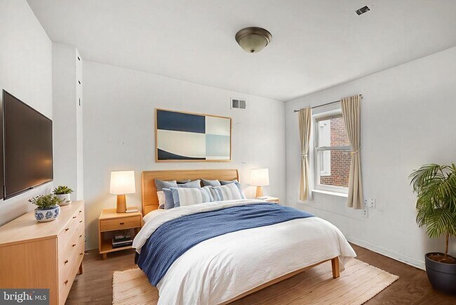 Building Photo - 1631 W Girard Ave