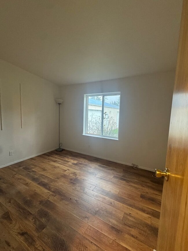 Building Photo - 4.65 Acre Farm/Horse Property for Rent!