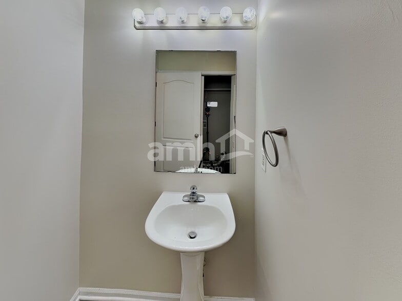 Building Photo - 713 Derby St