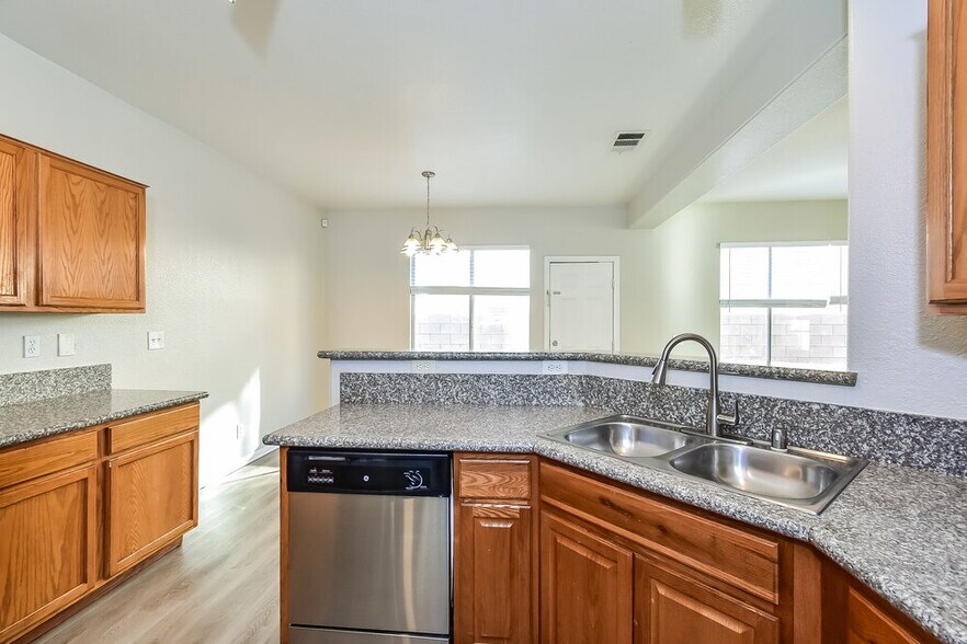 Building Photo - 4950 Attitude Ct