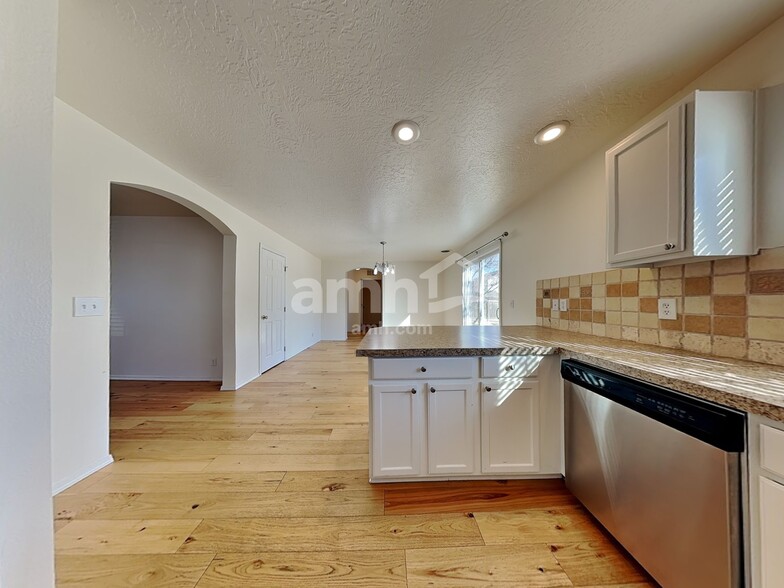Building Photo - 895 E Folgado Ct