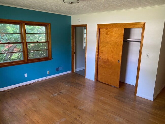 Building Photo - Charming 3 Bedroom, 3 Bathroom Ranch Home ...