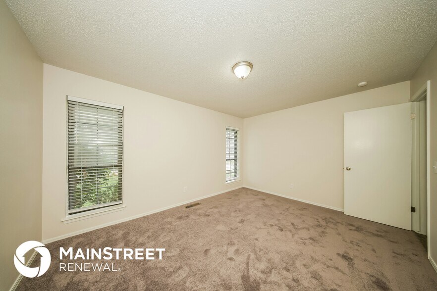 Building Photo - 9900 S Hillcrest Dr