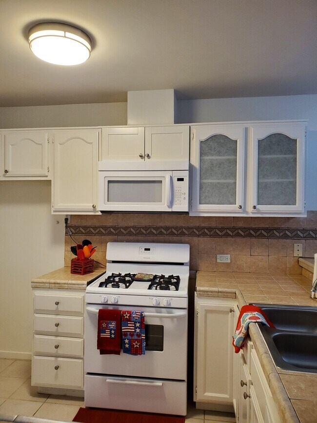 KITCHEN - 4604 Cahuenga Blvd