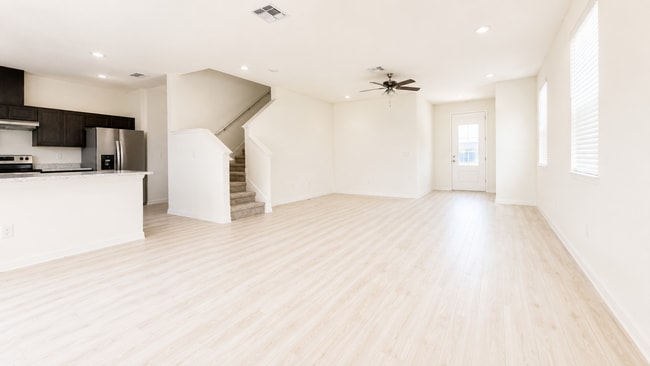 Building Photo - Spacious 2 Story Home - 4BR/ 2.5BA/ 2 Car Garage in Parrish