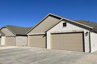 Building Photo - Like new 2/2 Townhome