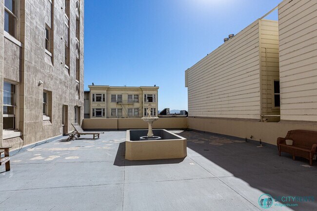Building Photo - Russian Hill: Remodeled 3rd Floor Art Deco...