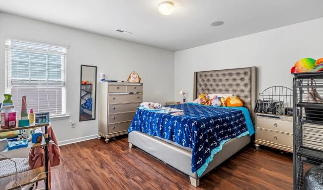 Building Photo - 4 Bedroom 3 Bath Pet Friendly Rental!