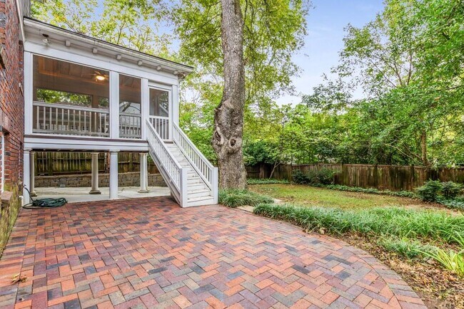 Building Photo - 656 Yorkshire Rd NE