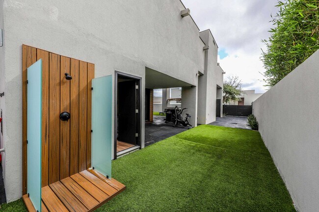 Building Photo - 3013 George Martin Dr