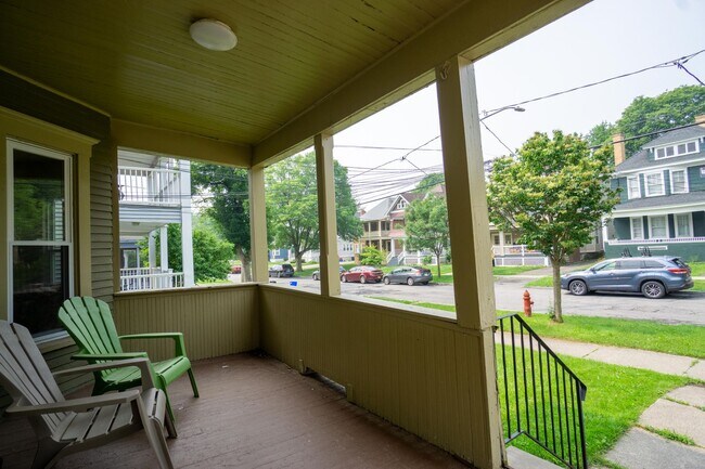 Building Photo - Newly Renovated 3 Bedroom -3 Blocks From C...