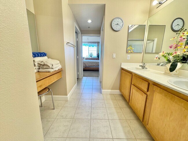 Building Photo - Modern condo with resort-style living in South Las Vegas