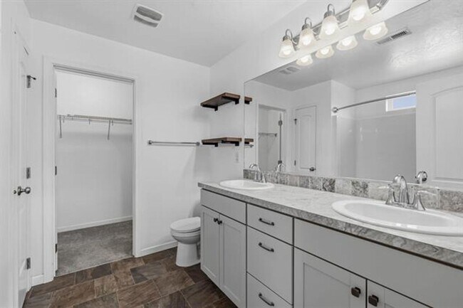 Building Photo - 124 S Glenbrook Ct