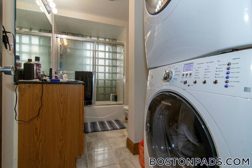 Building Photo - 448 Park Dr