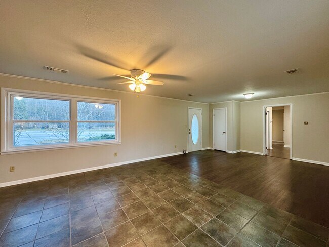 Building Photo - 2 Bedroom/ 1 Bath Home Between Cave City and Batesville!