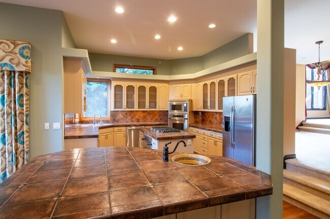 Building Photo - 4bd/4ba Bellevue Home