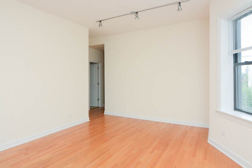 Building Photo - 4715 N Sheridan Rd